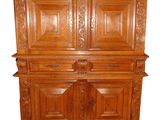 une vieille armoire en bois surmontée de deux portes