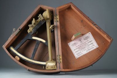 une boîte en bois contenant un sexet en laiton