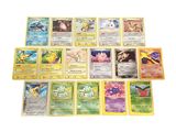 beaucoup de cartes pokemon sur la table
