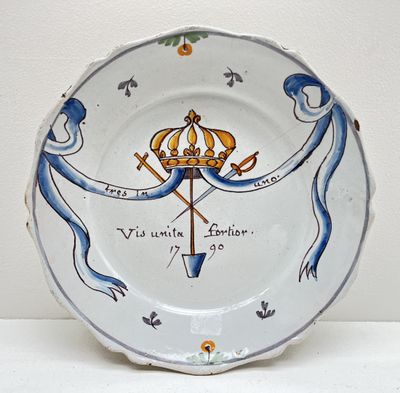 une assiette avec une couronne posée sur une table