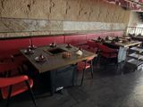 une table et des chaises dans un restaurant aux murs rouges