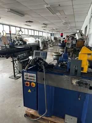 une photo d'un atelier d'usinage où se trouvent de nombreuses machines