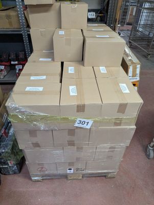 de nombreux cartons empilés les uns sur les autres dans un entrepôt