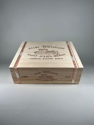 gros plan d'une boîte en bois portant une étiquette