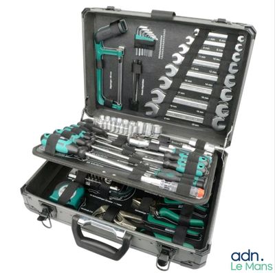 une boîte à outils contenant des outils, sur fond blanc