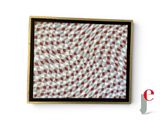tableau représentant un motif à carreaux rouges et blancs, dans un cadre en bois