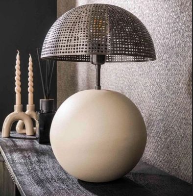 une lampe posée sur une table à côté d'une bougie