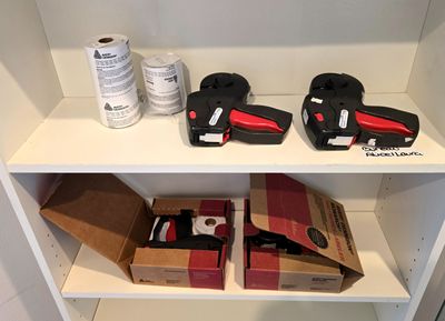 une étagère sur laquelle se trouvent quelques boîtes et un appareil photo