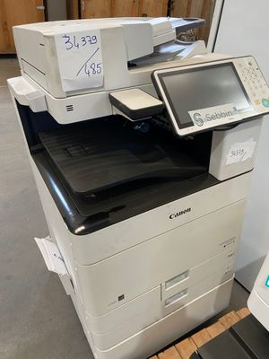 une imprimante posée sur une autre imprimante
