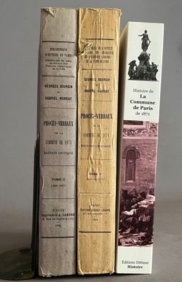 trois livres superposés sur une table
