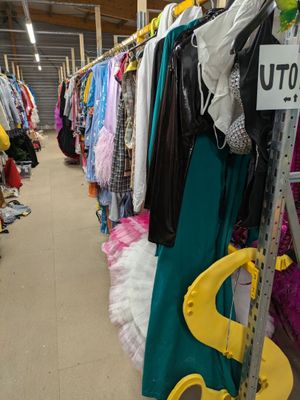 un portemanteau dans un magasin, avec une étiquette de prix dessus