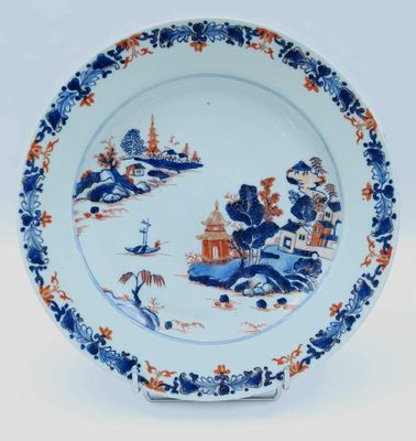 une assiette bleue et blanche ornée d'une scène orientale