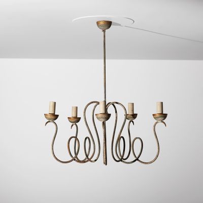 un lustre à cinq bougies suspendu au plafond
