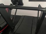 deux appareils de marche à rouleaux exposés dans une salle de sport