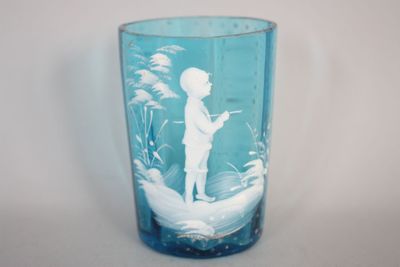 un verre bleu sur lequel est représenté un garçon