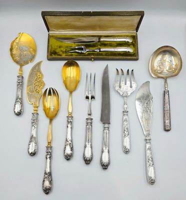 beaucoup d'argenterie sur une table, à côté d'une boîte en bois