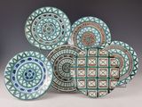 un ensemble de six assiettes décorées, posées sur une table