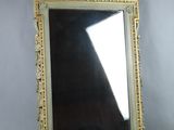 une photo d'un miroir posé sur une table blanche