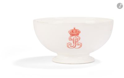 une image représentant un bol blanc orné d'un motif rouge