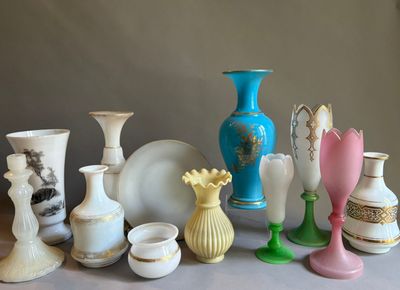 de nombreux vases posés sur une table