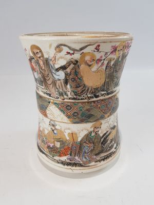 un vase orné de nombreux motifs différents