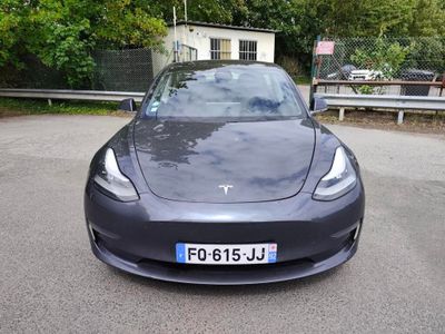 La Tesla Model S est garée sur le parking