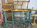 une table sur laquelle sont disposées plusieurs chaises