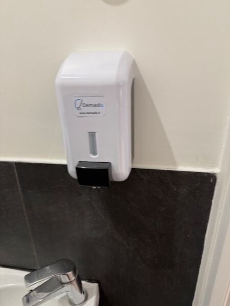 1 distributeur de savon DEMADIS + 1 sécheur de mains JVD + 1 distributeur de papier toilette DEMADIS REF. 16 VENTE SU...