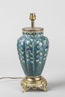 une image représentant un vase bleu avec un socle doré sur fond blanc