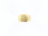 gros plan d'une bague en or sur fond blanc