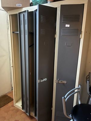 une rangée de casiers dans un coin de la pièce