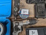 de nombreux outils posés sur une table en bois