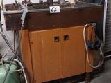 un garage contenant de nombreux outils et équipements