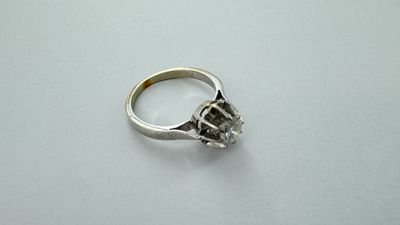gros plan d'une bague en diamant sur une surface blanche