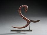 une photo d'une sculpture représentant un oiseau posée sur un socle