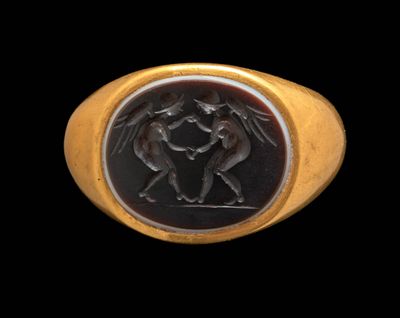 une image représentant une bague en or sur laquelle figurent un homme et une femme