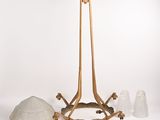 une lampe posée sur une table à côté d'autres objets