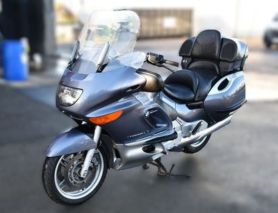 une moto qui est garée dans un parking