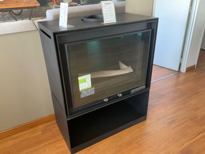 un petit téléviseur noir posé sur un parquet