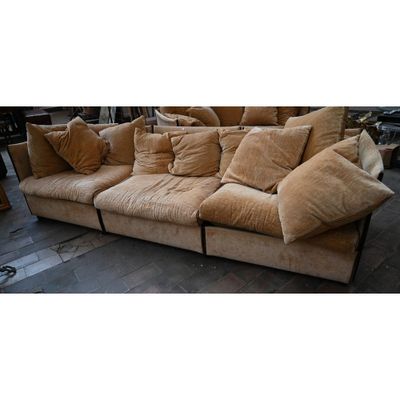 un canapé sur lequel sont disposés de nombreux coussins