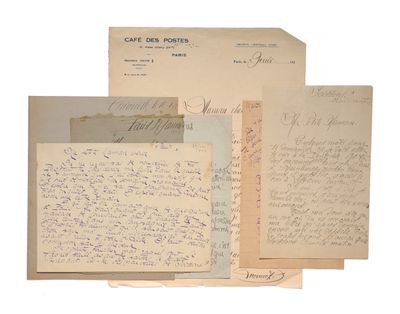 Plusieurs vieilles lettres et enveloppes sont empilées les unes sur les autres