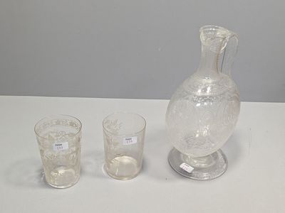 trois verres et un pichet posés sur une table