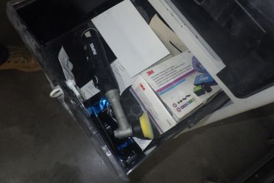 une boîte noire contenant tout un tas d'objets