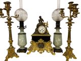 trois bougies et une horloge posées sur une table