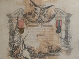 une photo d'une plaque sur laquelle sont posées une médaille et une autre médaille