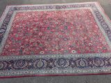 tapis posé au sol devant un immeuble