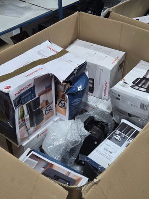 une boîte en carton contenant des appareils électroniques et d'autres objets