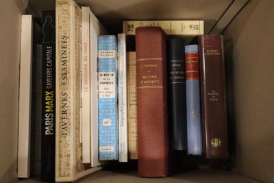de nombreux livres qui se trouvent dans une boîte sur l'étagère