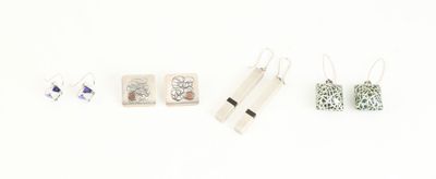 une photo montrant une collection de boucles d'oreilles et un collier