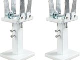 une paire de deux supports métalliques blancs sur fond blanc